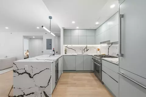 350 W 44th St #205, New York, NY 10036