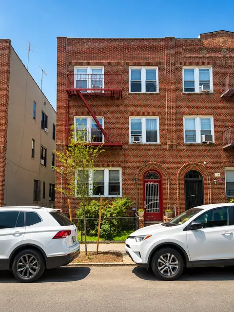 47-44 44th St, New York City, NY 11377