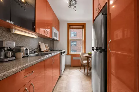 759 E 10th St #4A, Brooklyn, NY 11230