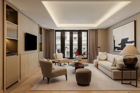 685 5th Ave #22B, New York, NY 10022