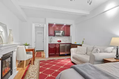 320 E 42nd St #817, New York, NY 10017