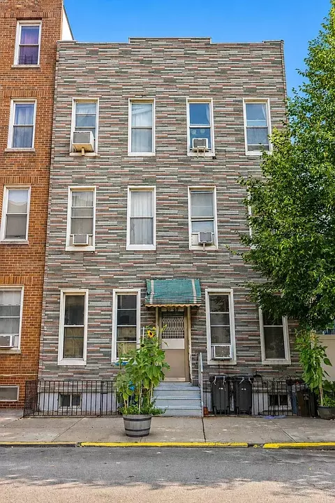 10-47 47th Ave, Long Island City, NY 11101