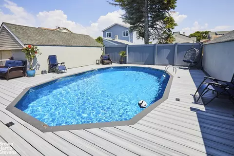 542 Beach 129th St, Belle Harbor, NY 11694
