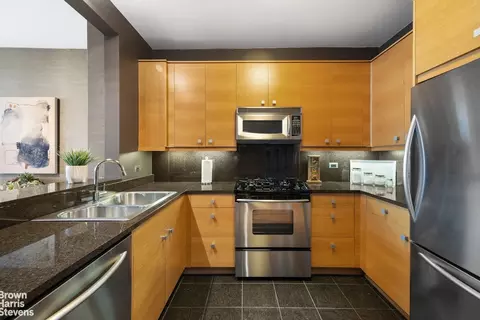 120 Riverside Blvd #6R, New York, NY 10069
