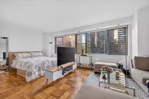 300 E 40th St #9G, New York, NY 10016
