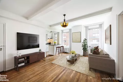325 W 45th St #601, New York, NY 10036