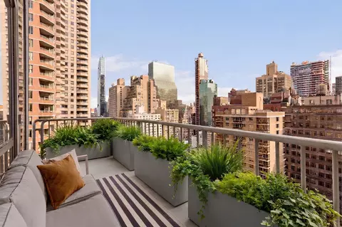 216 E 47th St #22B, New York, NY 10017