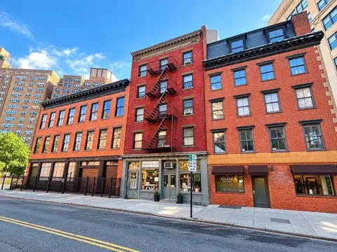 306 W 13th St #1A, New York, NY 10014