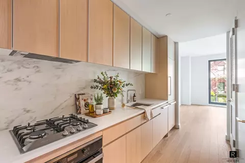 500 W 45th St #305, New York, NY 10036