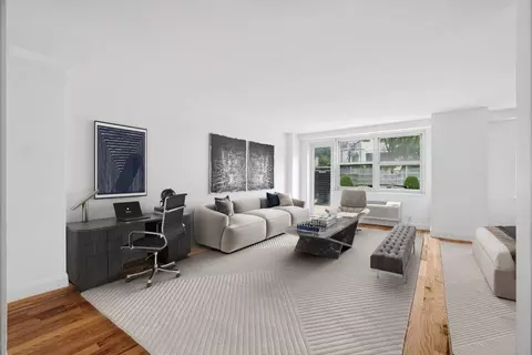 360 W 22nd St #1R, New York, NY 10011