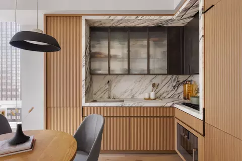135 E 47th St #23F, New York, NY 10017