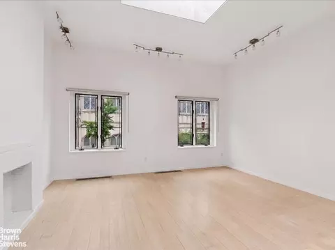 Living - 331 Vanderbilt Ave, Brooklyn, NY 11205 photo 5 of 5