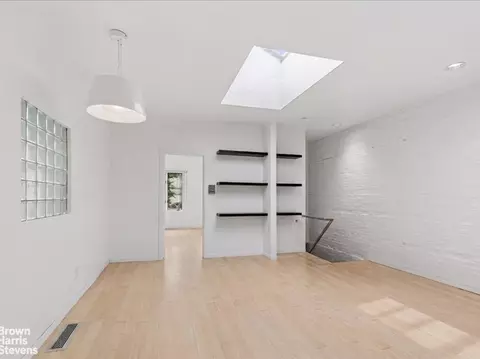 Living - 331 Vanderbilt Ave, Brooklyn, NY 11205 photo 1 of 5