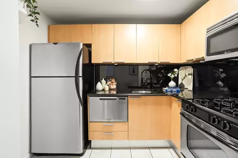 198 21st St #2A, Brooklyn, NY 11232