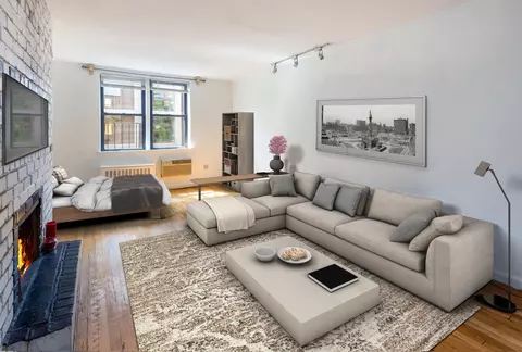 250 W 15th St #5H, New York, NY 10011