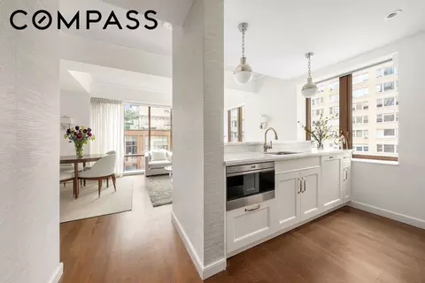225 E 19th St #702, New York, NY 10003