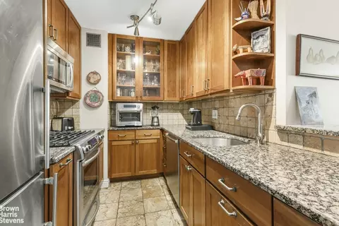 77 7th Ave #10K, New York, NY 10011