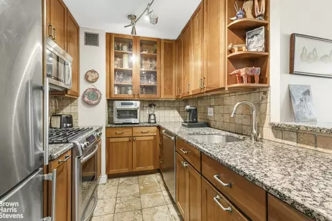 77 7th Ave #10K, New York, NY 10011