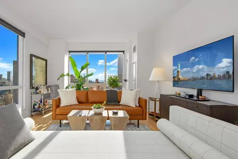 350 W 42nd St #36-E, New York, NY 10036
