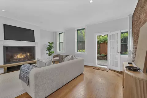 256 W 21st St #G1, New York, NY 10011
