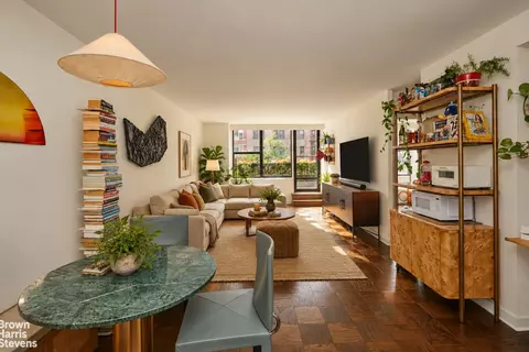 301 E 45th St #2F, New York, NY 10017