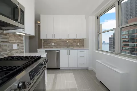 300 E 40th St #26-R, New York, NY 10016