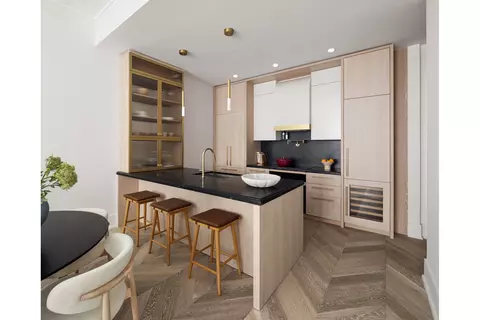 660 Lexington Ave #4A, New York, NY 10022