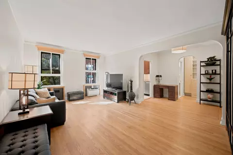 357 W 55th St #2C, New York, NY 10019