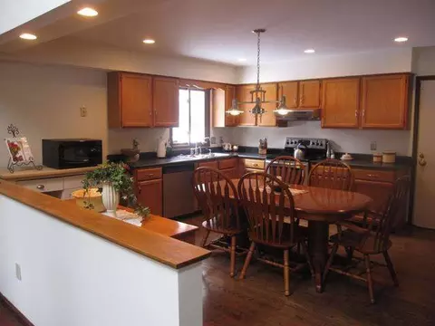 7 Anchor Dr, Halfmoon, NY 12188 photo 2