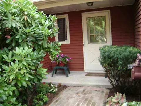 13 Quincy Ct, Glenmont, NY 12077 photo 2