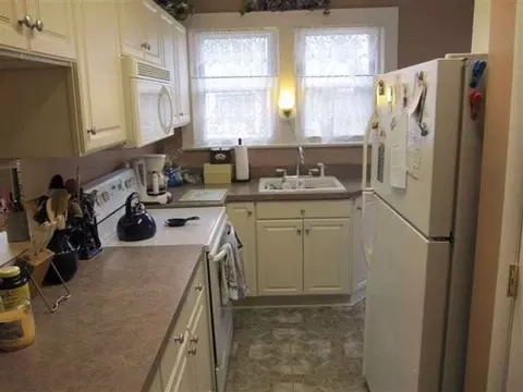 21 Lansing Rd, Colonie, NY 12304 photo 3