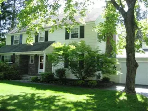 4 Laurel Dr, Delmar, NY 12054 photo 2