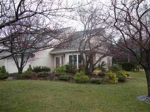 2 Standish Dr, Glenmont, NY 12077 photo 1