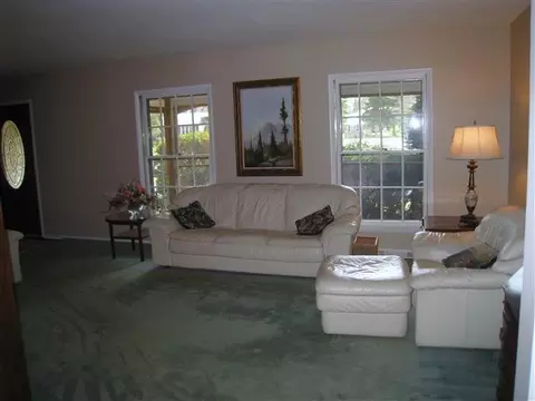 16 Sutherland Ct, Delmar, NY 12054 photo 2