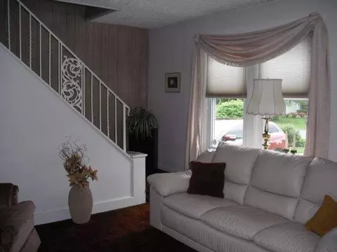 2913 Windermere Rd, Schenectady, NY 12304 photo 2