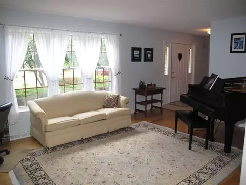 34 Dover Dr, Delmar, NY 12054 photo 2