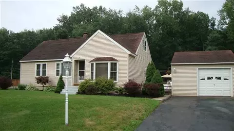 21 Michael Dr, Schenectady, NY 12303 photo 2