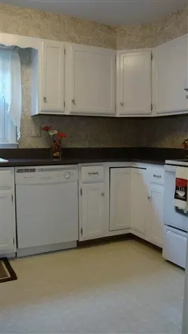 21 Michael Dr, Schenectady, NY 12303 photo 3
