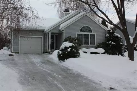 8 Oakleaf Dr, Halfmoon, NY 12065 photo 1