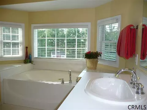 14 Park Edge Ln, Delmar, NY 12054 photo 10