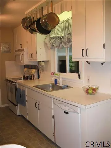 86 Jordan Blvd, Delmar, NY 12054 photo 5
