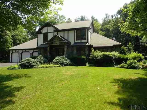 8 Windham Ct, Halfmoon, NY 12065 photo 1