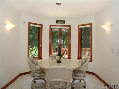 8 Windham Ct, Halfmoon, NY 12065 photo 4