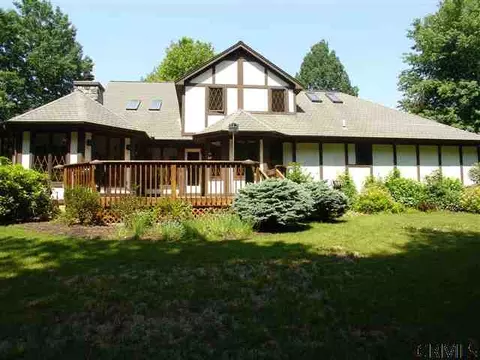8 Windham Ct, Halfmoon, NY 12065 photo 2