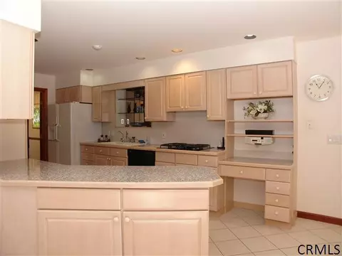 8 Windham Ct, Halfmoon, NY 12065 photo 3