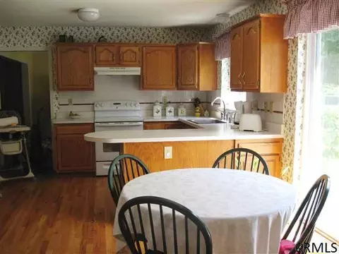 16 Manor Dr, Glenmont, NY 12077 photo 5
