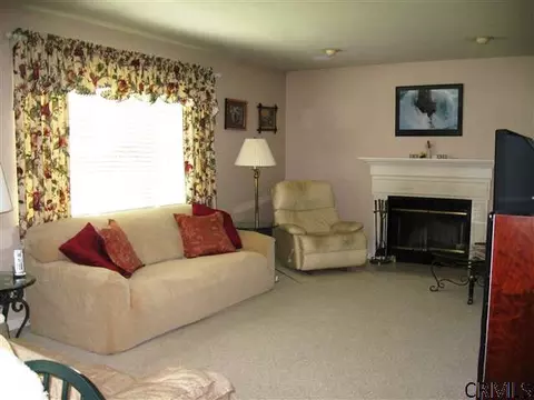 16 Manor Dr, Glenmont, NY 12077 photo 2