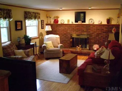 26 Longmeadow Dr, Delmar, NY 12054 photo 8