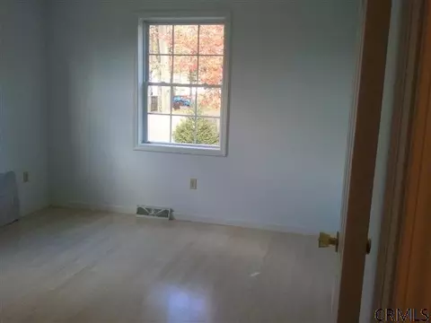 4 Kyle Dr, Halfmoon, NY 12065 photo 8