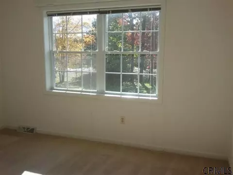 4 Kyle Dr, Halfmoon, NY 12065 photo 3